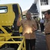 Bupati Kuningan H Acep Purnama SH MH  saat menterahkan 3 truck sampag Kepala Dinas Lingkungan Hidup, H Amiruddin SSos MSi 
